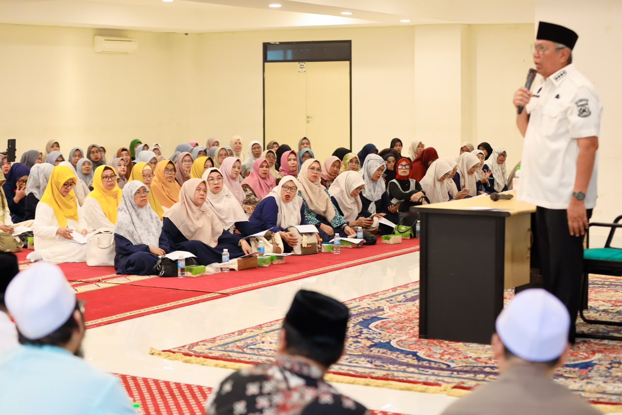 Jaga Nilai Religius Kota, Drs. H. Benyamin Davnie, M.Si. Dorong Kitab Kuning Masuk Sekolah dan OPD