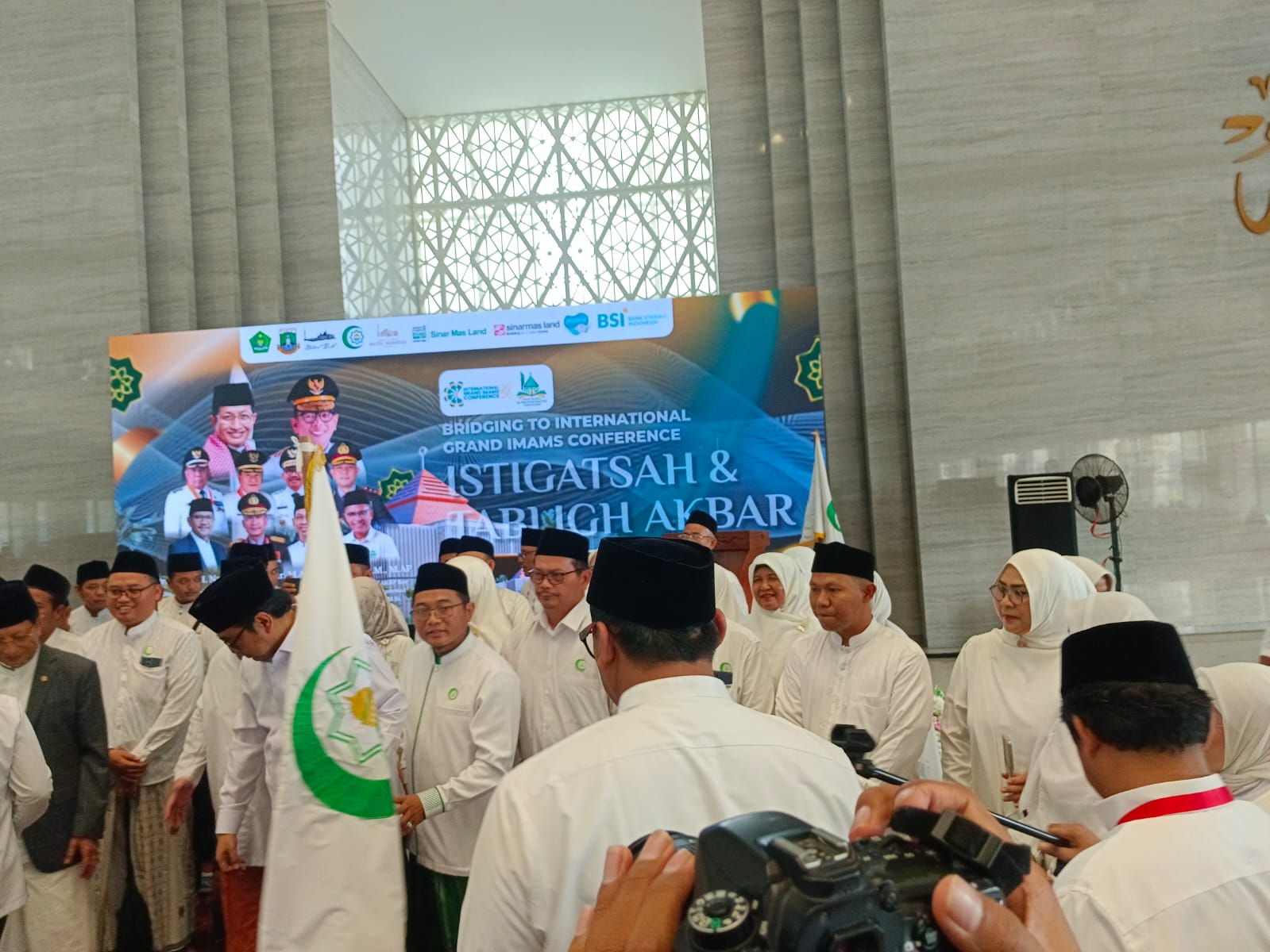 Menjaga Cahaya Wahyu: Dari Banten Menuju Panggung Imam Internasional